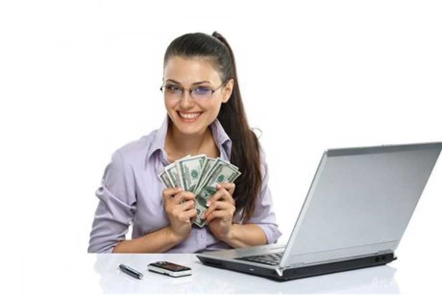 Девушка с деньгами у компьютера